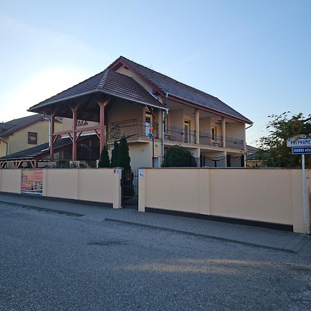 Apartmánový dom Flóra Velky Meder Exterior foto