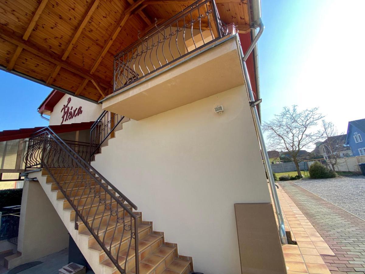 Apartmánový dom Flóra Velky Meder Exterior foto