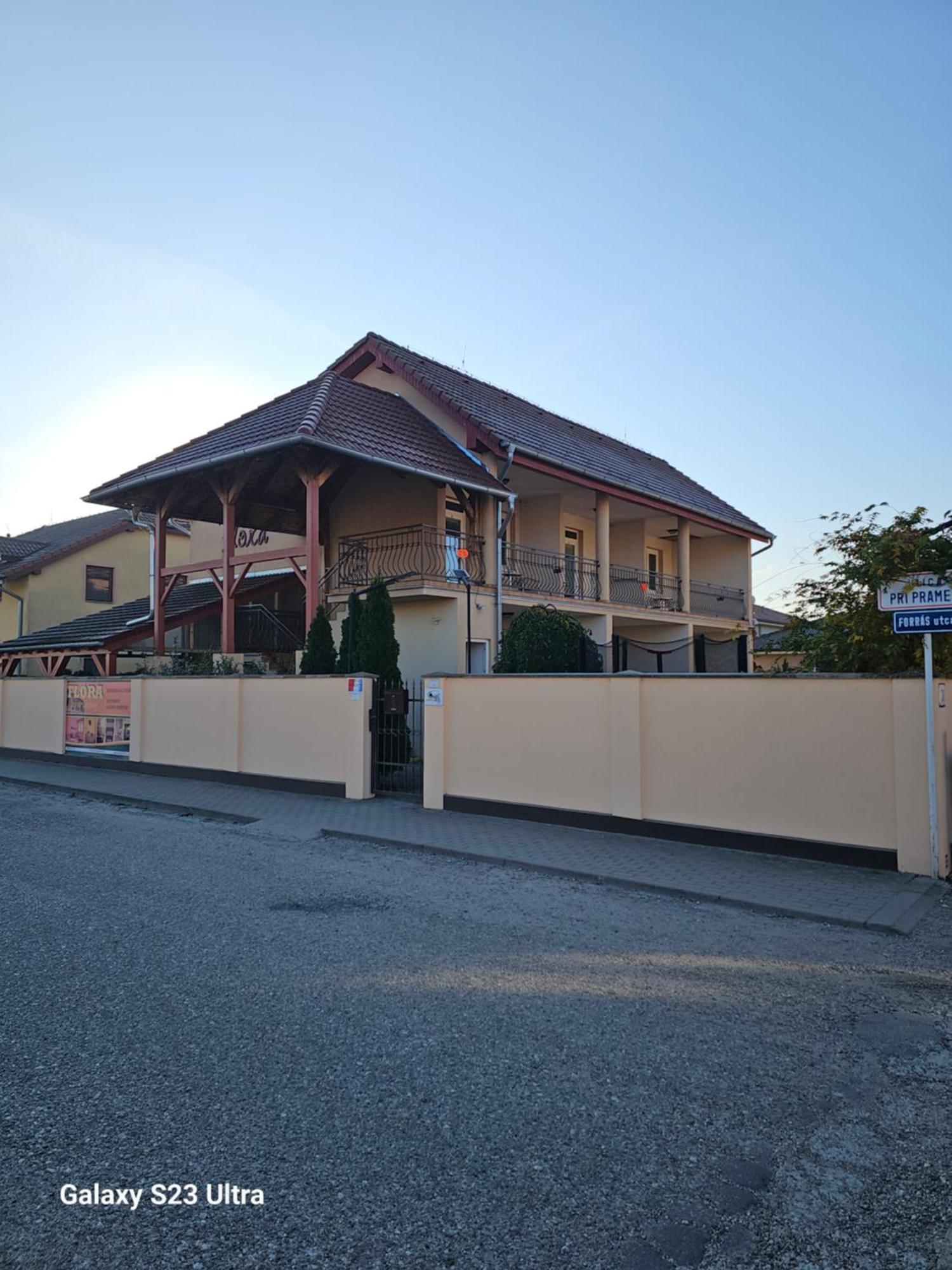 Apartmánový dom Flóra Velky Meder Exterior foto